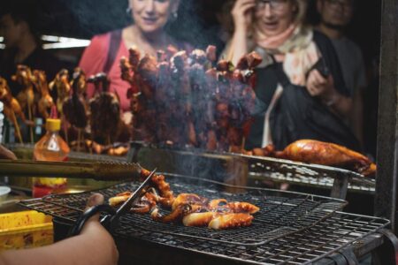 découvrez la street food : des saveurs authentiques, des recettes gourmandes et des spécialités du monde à savourer sur le pouce. voyagez à travers la cuisine de rue !