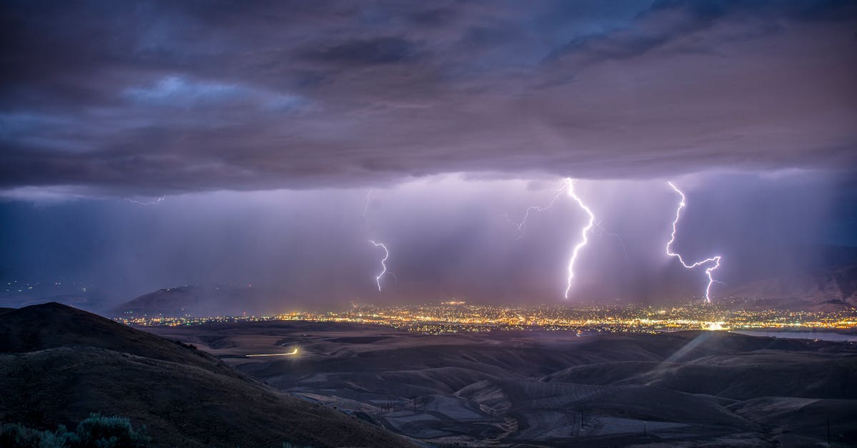 découvrez tout sur les orages : formation, types, dangers et conseils pour rester en sécurité lors des épisodes orageux. informez-vous sur les phénomènes météorologiques extrêmes.