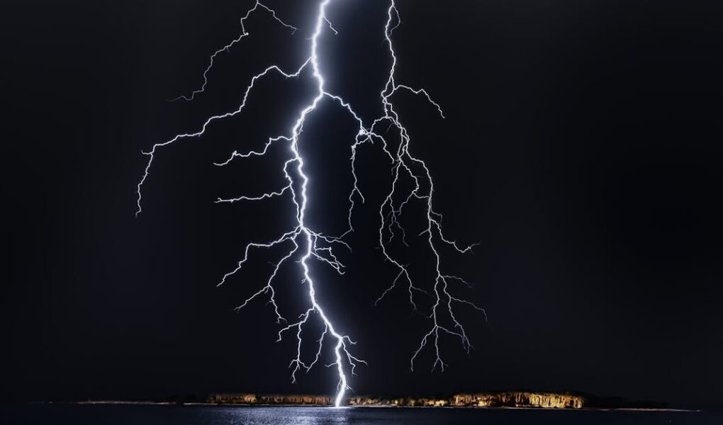 découvrez tout ce qu'il faut savoir sur les orages : formation, prévisions, conseils de sécurité et impacts des orages sur votre quotidien. informez-vous pour mieux anticiper les phénomènes orageux.