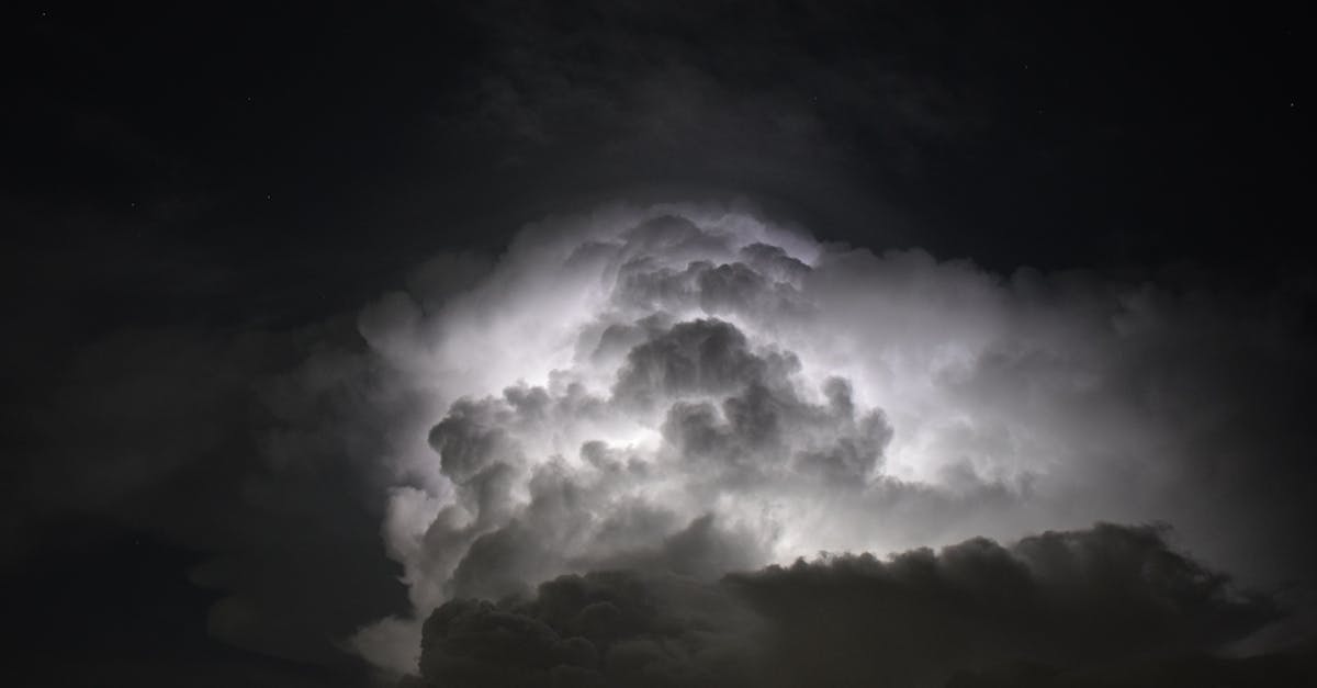 découvrez tout sur les orages : formation, caractéristiques, risques et conseils de sécurité pour bien se protéger lors d’un épisode orageux.