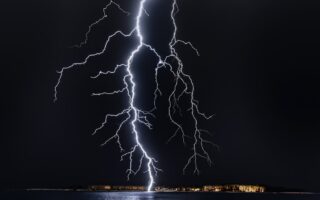 découvrez tout ce qu'il faut savoir sur les orages : formation, prévisions, conseils de sécurité et impacts des orages sur votre quotidien. informez-vous pour mieux anticiper les phénomènes orageux.