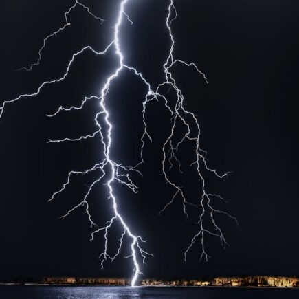 découvrez tout ce qu'il faut savoir sur les orages : formation, prévisions, conseils de sécurité et impacts des orages sur votre quotidien. informez-vous pour mieux anticiper les phénomènes orageux.