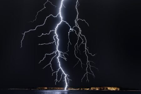 découvrez tout ce qu'il faut savoir sur les orages : formation, prévisions, conseils de sécurité et impacts des orages sur votre quotidien. informez-vous pour mieux anticiper les phénomènes orageux.