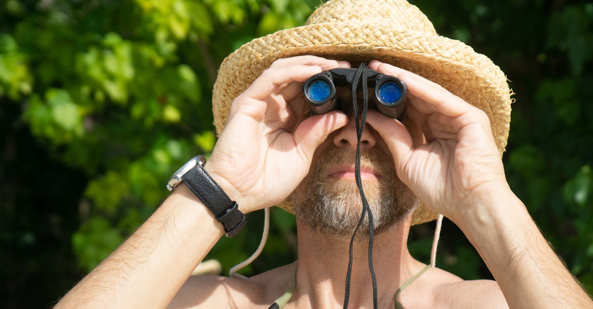 découvrez le voyeurisme, une fascination pour l'observation des autres dans des situations intimes. explorez ses implications psychologiques, sociales et éthiques, et comprenez comment cette curiosité humaine peut influencer les comportements et les relations interpersonnelles.