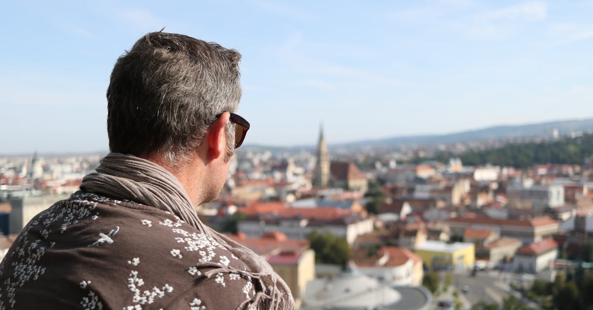 découvrez l'univers complexe du voyeurisme, ses implications psychologiques, sociales et culturelles. plongez dans une exploration fascinante des motivations et des perspectives autour de cette pratique, tout en respectant les limites éthiques et légales.