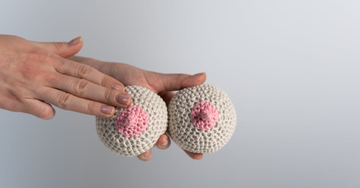 tout savoir sur la sensibilisation au cancer du sein : importance du dépistage précoce, actions de prévention, informations clés et soutien aux personnes touchées par le cancer du sein.