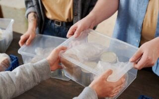 découvrez la signification de la générosité, ses bienfaits sur la société et des conseils pratiques pour la cultiver au quotidien. apprenez comment de petits gestes peuvent transformer des vies.