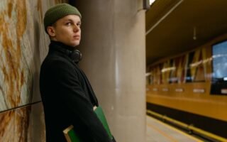 découvrez tout sur les trains de nuit : avantages, destinations populaires, conseils pour voyager confortablement et expériences uniques à bord pour un voyage inoubliable.