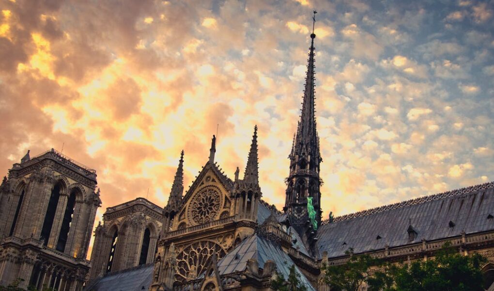 découvrez l'histoire fascinante et l'architecture impressionnante de la cathédrale notre-dame, emblème du patrimoine français située au cœur de paris.