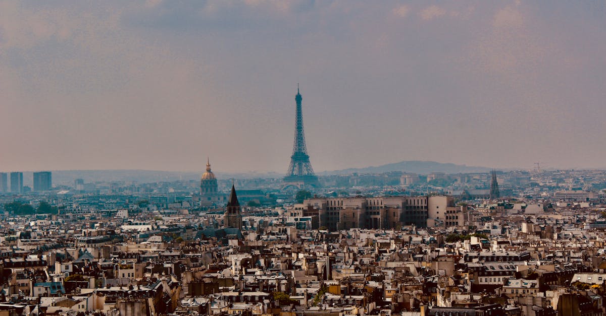 découvrez paris, la ville lumière : ses monuments emblématiques, sa gastronomie raffinée, et son charme unique. explorez les incontournables de la capitale française pour un séjour inoubliable.