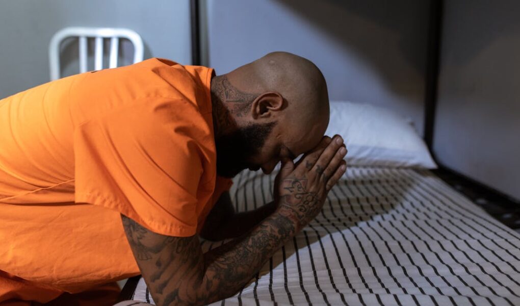 découvrez les différentes facettes de la prison : système pénitentiaire, conditions de détention, réinsertion et enjeux sociaux liés à l’incarcération en france.