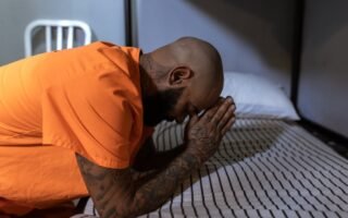 découvrez les différentes facettes de la prison : système pénitentiaire, conditions de détention, réinsertion et enjeux sociaux liés à l’incarcération en france.