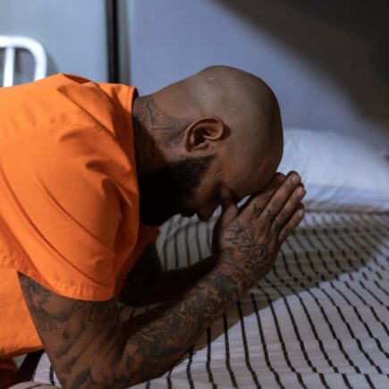 découvrez les différentes facettes de la prison : système pénitentiaire, conditions de détention, réinsertion et enjeux sociaux liés à l’incarcération en france.