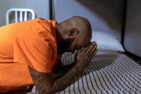 découvrez les différentes facettes de la prison : système pénitentiaire, conditions de détention, réinsertion et enjeux sociaux liés à l’incarcération en france.