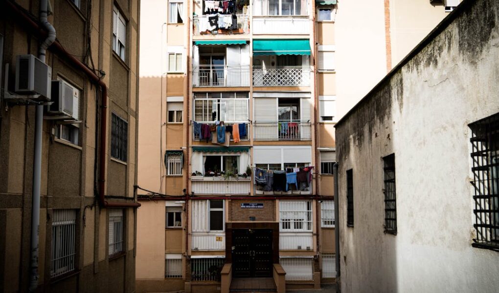 découvrez tout ce qu'il faut savoir sur le logement social : définition, critères d'éligibilité, démarches pour en bénéficier et aides disponibles pour accéder à un habitat abordable.