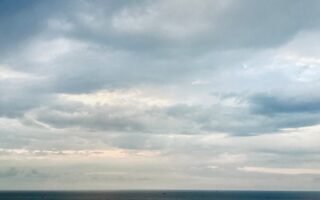 découvrez l’ambiance unique du style ambient : musique relaxante, atmosphères enveloppantes et sons apaisants pour une expérience immersive et zen.