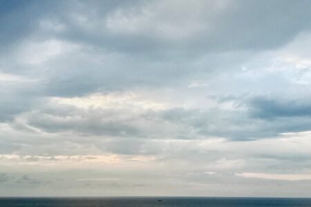 découvrez l’ambiance unique du style ambient : musique relaxante, atmosphères enveloppantes et sons apaisants pour une expérience immersive et zen.