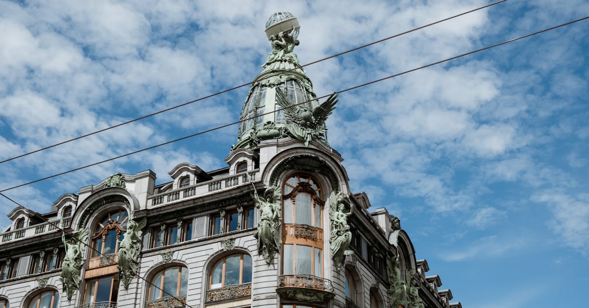 découvrez l'art nouveau, un mouvement artistique emblématique du début du xxe siècle, caractérisé par ses formes organiques, ses motifs floraux et son élégance raffinée. plongez dans l'univers de l'architecture, du design et des arts décoratifs de cette époque fascinante.