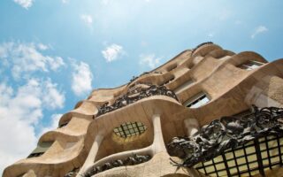 découvrez l’art nouveau, un mouvement artistique emblématique de la fin du xixe siècle, caractérisé par ses formes organiques, ses lignes courbes et son décor raffiné dans l’architecture, la peinture et les arts décoratifs.