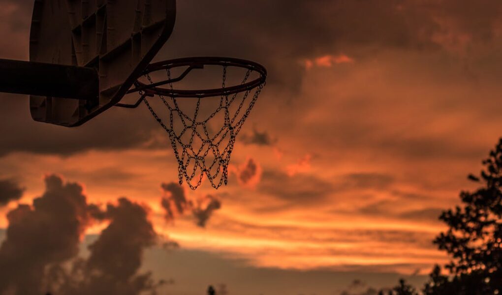 découvrez tout sur le basketball : actualités, règles du jeu, conseils d'entraînement, portraits de joueurs et passion autour de ce sport spectaculaire et populaire.