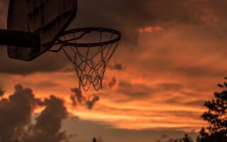 découvrez tout sur le basketball : actualités, règles du jeu, conseils d'entraînement, portraits de joueurs et passion autour de ce sport spectaculaire et populaire.