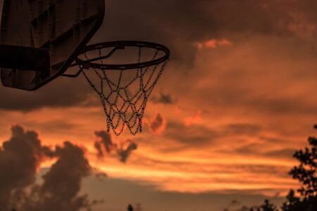 découvrez tout sur le basketball : actualités, règles du jeu, conseils d'entraînement, portraits de joueurs et passion autour de ce sport spectaculaire et populaire.