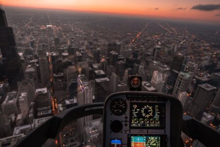 découvrez tout ce qu'il faut savoir sur les hélicoptères : fonctionnement, utilités, innovations technologiques et conseils pour passionnés d'aviation.