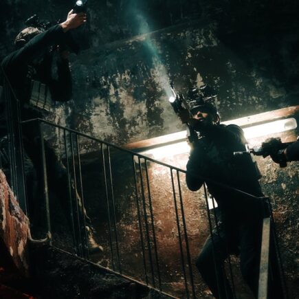 découvrez l'histoire captivante de 'hostages', un récit intense sur la prise d'otages, les enjeux humains et les décisions critiques dans des situations extrêmes. plongez dans une intrigue riche en suspense et en émotions.