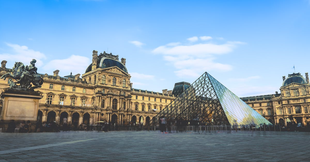 découvrez tout sur le célèbre braquage du louvre : plans ingénieux, protagonistes, œuvres dérobées et mystères entourant ce casse historique. plongez dans l'histoire du plus grand musée du monde !
