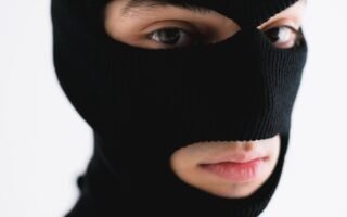 découvrez l'histoire fascinante du 'louvre heist', un braquage audacieux au musée le plus célèbre de paris. plongez dans les détails de ce vol spectaculaire et ses répercussions inattendues dans le monde de l'art.