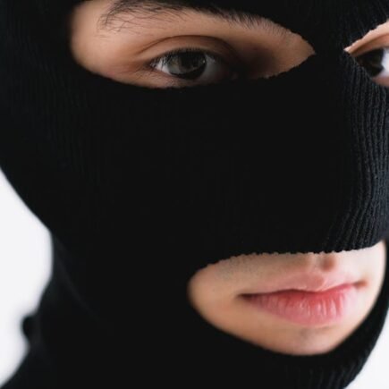 découvrez l'histoire fascinante du 'louvre heist', un braquage audacieux au musée le plus célèbre de paris. plongez dans les détails de ce vol spectaculaire et ses répercussions inattendues dans le monde de l'art.