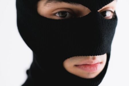 découvrez l'histoire fascinante du 'louvre heist', un braquage audacieux au musée le plus célèbre de paris. plongez dans les détails de ce vol spectaculaire et ses répercussions inattendues dans le monde de l'art.