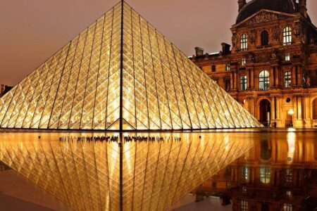 découvrez paris, la ville lumière : ses monuments emblématiques, sa gastronomie raffinée et son ambiance romantique. explorez les incontournables de la capitale française pour un séjour inoubliable.