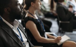 découvrez qui sont les participants, leurs profils, rôles et contributions principales dans le cadre de cet événement ou projet.