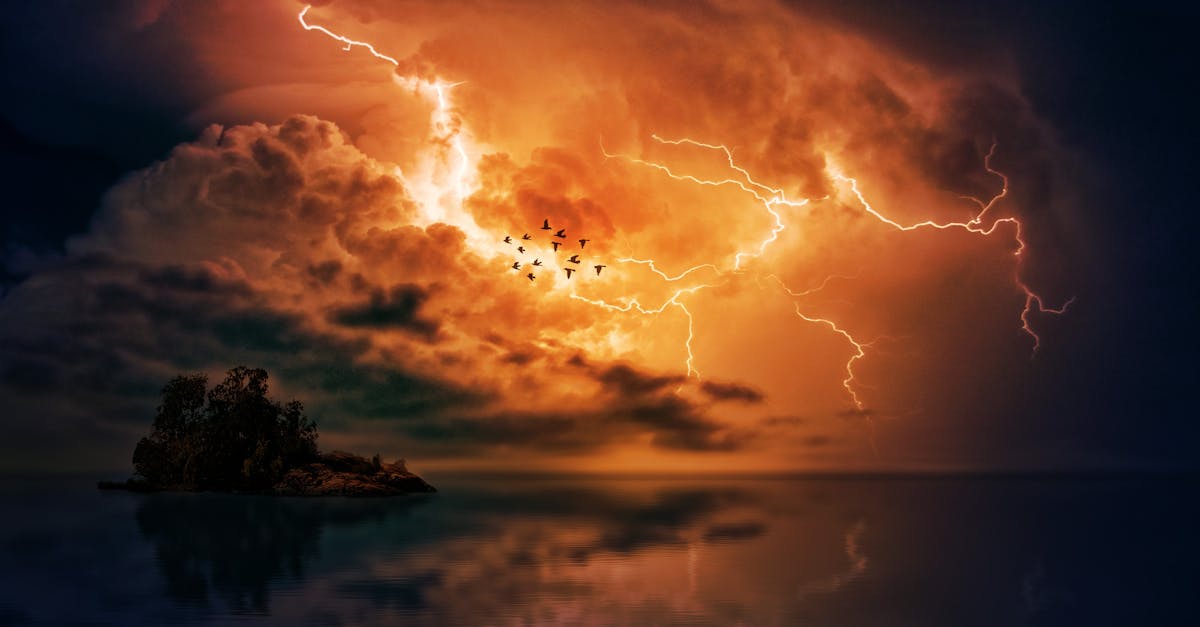 découvrez tout ce qu'il faut savoir sur les tempêtes : phénomènes météorologiques, causes, conséquences et conseils pour se protéger efficacement contre les orages.