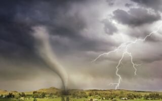 découvrez ce qu'est une tempête, ses causes, ses effets et comment s'y préparer. conseils, explications et actualités sur les phénomènes météorologiques extrêmes.