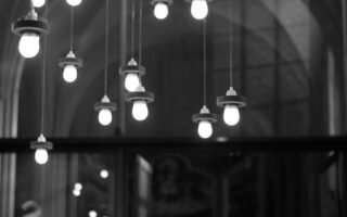 découvrez tout ce qu'il faut savoir sur la suspension : définition, usages, conseils d'installation et astuces pour bien choisir dans votre intérieur ou véhicule.