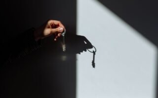 découvrez la définition du terme « tenant », son utilisation en français, ainsi que des exemples pour mieux comprendre son sens et ses contextes d’emploi.