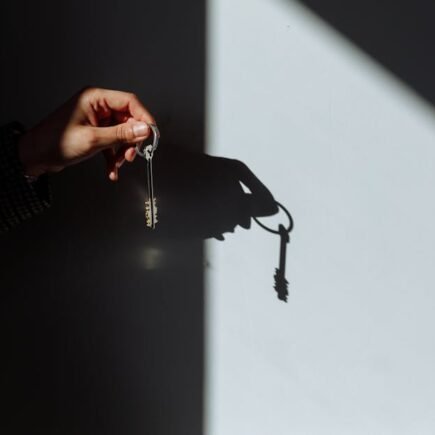 découvrez la définition du terme « tenant », son utilisation en français, ainsi que des exemples pour mieux comprendre son sens et ses contextes d’emploi.