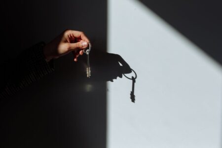 découvrez la définition du terme « tenant », son utilisation en français, ainsi que des exemples pour mieux comprendre son sens et ses contextes d’emploi.