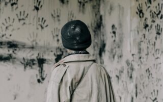 découvrez la signification du mot 'tragedy', ses origines littéraires et son impact dans la culture. plongez dans l'univers de la tragédie à travers des exemples célèbres et une analyse approfondie.
