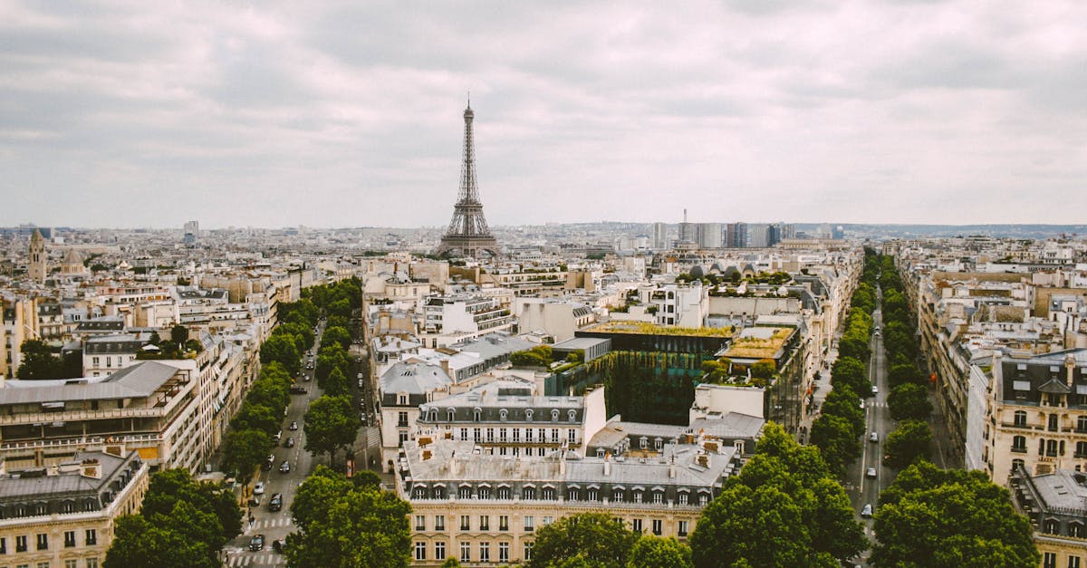 découvrez les rooftops couverts de paris, des lieux parfaits pour profiter d'une vue imprenable tout en étant à l'abri, quelle que soit la météo.