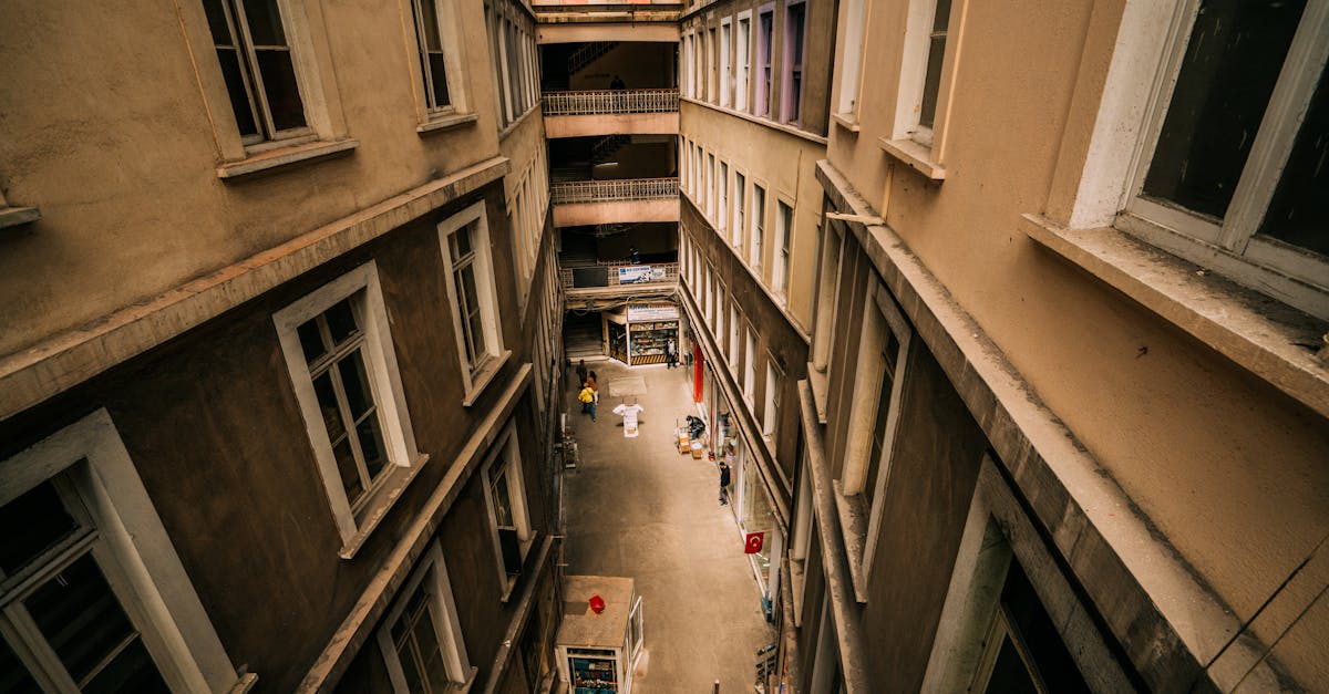 découvrez ce qu'est la gentrification, ses impacts sur les quartiers urbains et les dynamiques sociales qu'elle engendre.