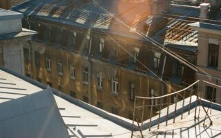 découvrez ce qu'est la gentrification, ses impacts sur les quartiers urbains, et comment elle transforme les communautés locales.