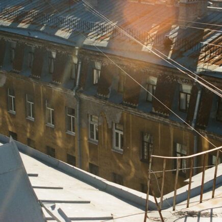 découvrez ce qu'est la gentrification, ses impacts sur les quartiers urbains, et comment elle transforme les communautés locales.