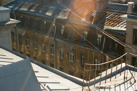 découvrez ce qu'est la gentrification, ses impacts sur les quartiers urbains, et comment elle transforme les communautés locales.