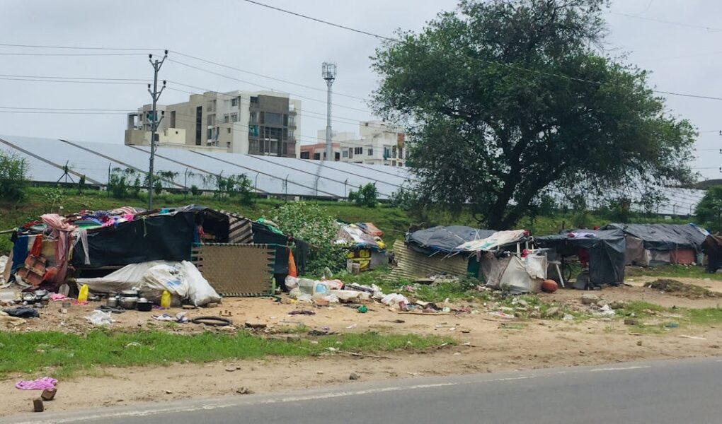 découvrez les causes, les conséquences et les solutions innovantes pour lutter contre le sans-abrisme, un défi majeur de notre société.