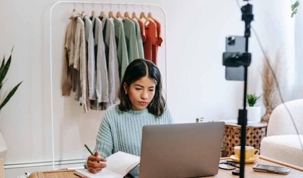 découvrez le monde des influenceurs : leur rôle, leur impact sur les réseaux sociaux et comment ils transforment la communication entre marques et publics.