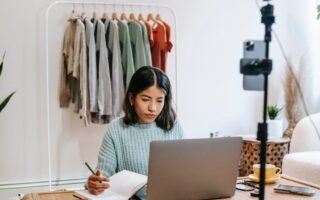 découvrez le monde des influenceurs : leur rôle, leur impact sur les réseaux sociaux et comment ils transforment la communication entre marques et publics.