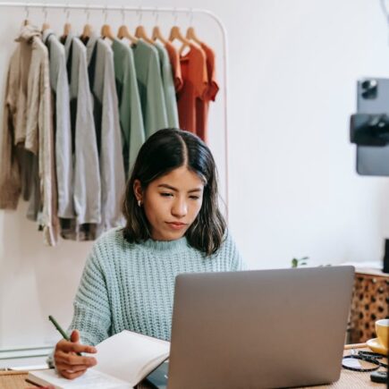 découvrez le monde des influenceurs : leur rôle, leur impact sur les réseaux sociaux et comment ils transforment la communication entre marques et publics.